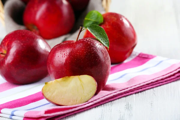 Manzanas rojas maduras en la mesa de cerca — Foto de Stock