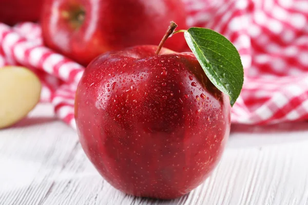 Manzanas rojas maduras en la mesa de cerca — Foto de Stock