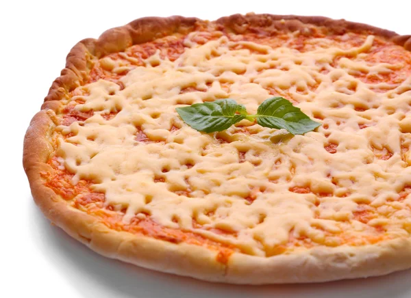 Kaas pizza met basilicum close-up — Stockfoto