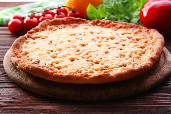 Pizza de queso con verduras en la mesa de cerca — Foto de Stock