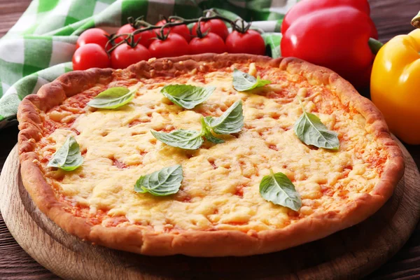 Pizza al formaggio con verdure in tavola da vicino — Foto Stock