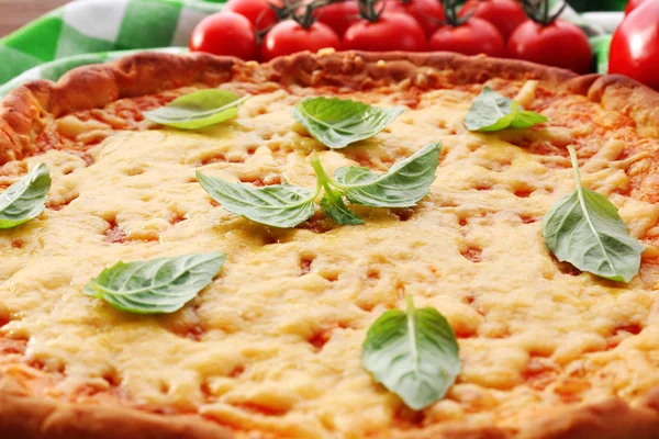 Pizza au fromage avec tomates cerises sur la table close up — Photo