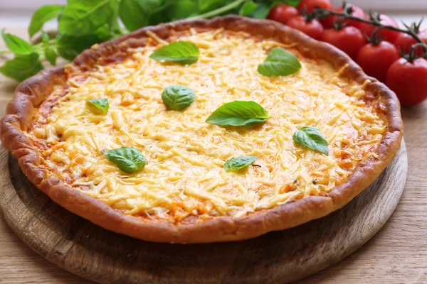 Käse-Pizza mit Kirschtomaten auf dem Tisch aus nächster Nähe — Stockfoto