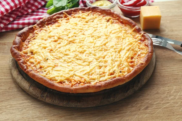 Sabrosa pizza de queso en la mesa de cerca — Foto de Stock