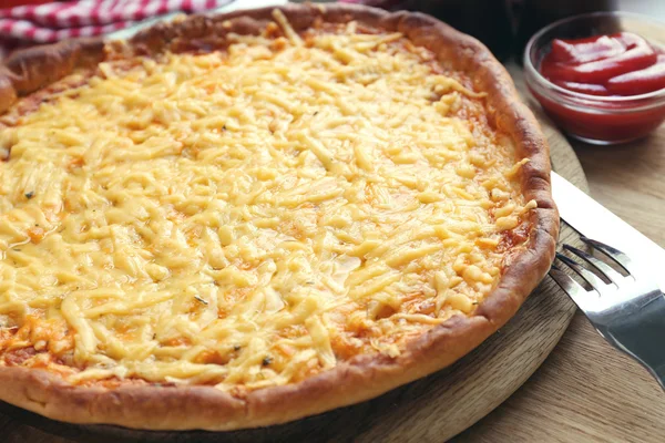 Sabrosa pizza de queso en la mesa de cerca — Foto de Stock