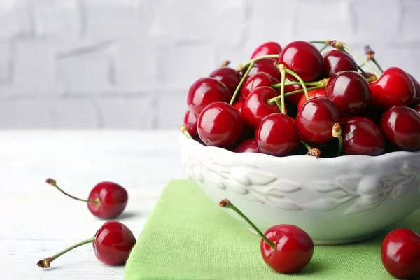 Dolci ciliegie in ciotola sul tavolo da vicino — Foto Stock