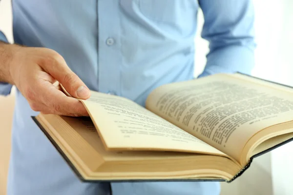 Joven leyendo libro de cerca — Foto de Stock