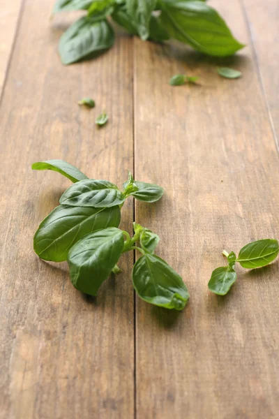 Albahaca fresca verde sobre fondo de madera —  Fotos de Stock