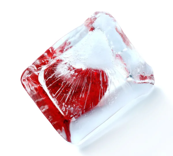 Coração vermelho no cubo de gelo isolado no branco — Fotografia de Stock