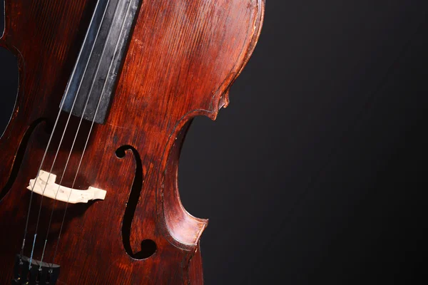 Vintage violoncello na tmavém pozadí — Stock fotografie