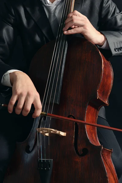 Homem tocando violoncelo de perto — Fotografia de Stock