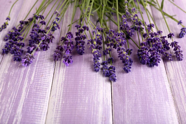 Lavendel bloemen op tafel close-up — Stockfoto