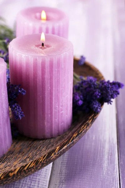 Velas com flores de lavanda na mesa de perto — Fotografia de Stock