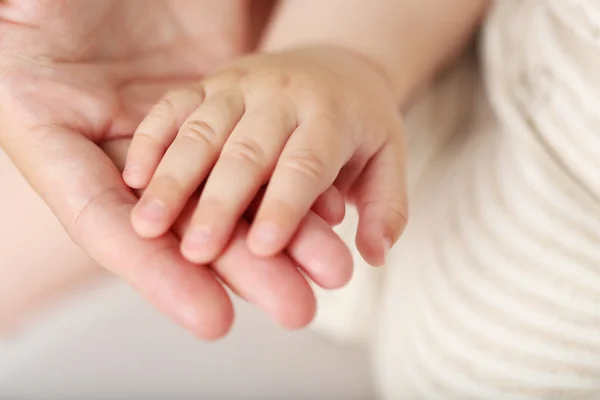 Volwassen en baby handen, close-up — Stockfoto