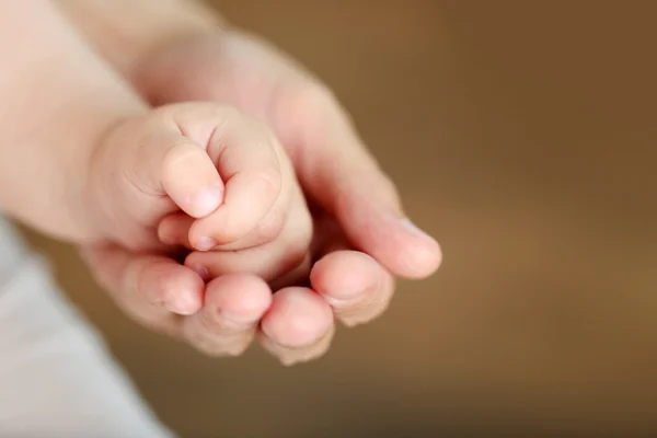 Vuxen och baby händer, närbild — Stockfoto