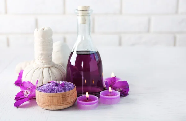 Bela composição de tratamento de spa na mesa de madeira branca — Fotografia de Stock