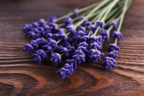 Lavanda fresca sobre mesa de madera, primer plano —  Fotos de Stock