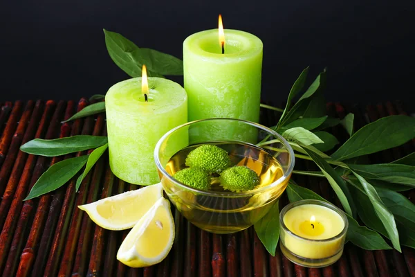 Wellness-Stillleben in grüner Farbe auf Bambusmatte auf dunklem Hintergrund — Stockfoto