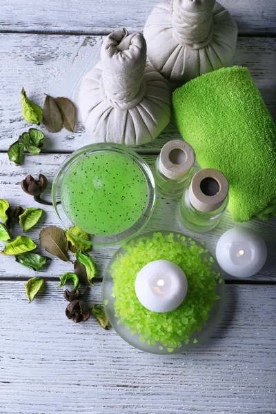 Spa natürmort ahşap masa, closeup üzerinde yeşil renkte — Stok fotoğraf