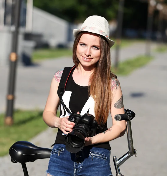 자전거, 야외에서 아름 다운 소녀 — 스톡 사진