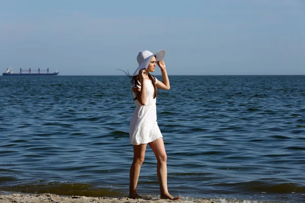 ビーチの上を歩くきれいな女性 — ストック写真
