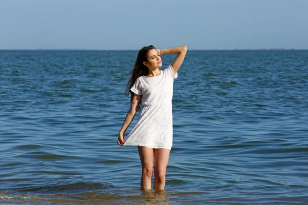 Mujer bonita en la playa — Foto de Stock