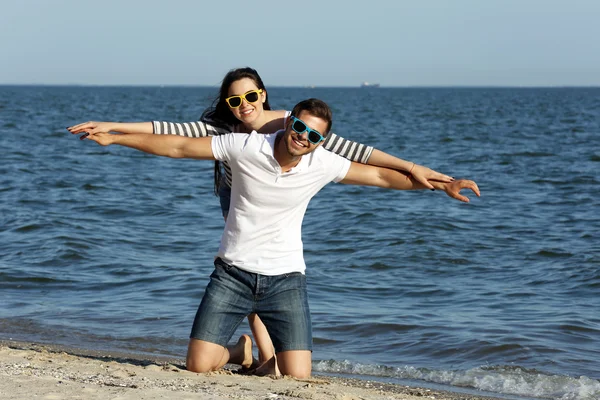 Beau jeune couple sur la plage — Photo