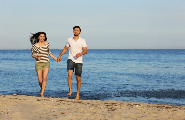 Schönes junges Paar am Strand — Stockfoto