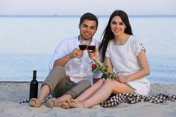 Ρομαντική ημερομηνία του νεαρό ζευγάρι στην παραλία — Φωτογραφία Αρχείου