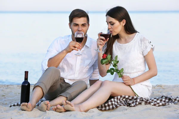 Data romântica de jovem casal na praia — Fotografia de Stock