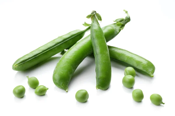 鲜绿色的豌豆，用白色隔开 — 图库照片