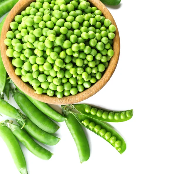 Guisantes verdes frescos en tazón aislado sobre blanco —  Fotos de Stock