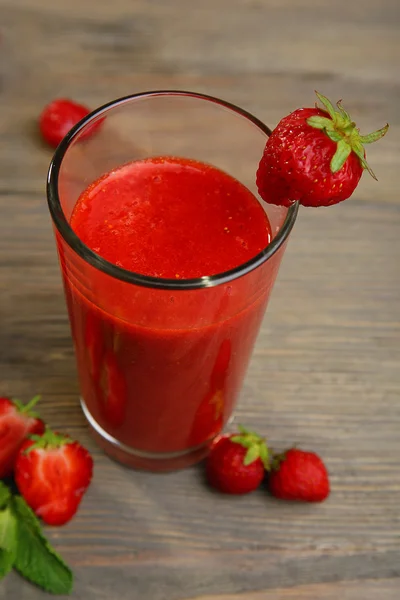 Vaso de batido de fresa con bayas en mesa de madera de cerca —  Fotos de Stock