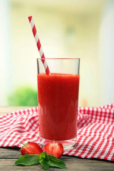 Ποτήρι φράουλα smoothie με μούρα σε φωτεινό φόντο — Φωτογραφία Αρχείου