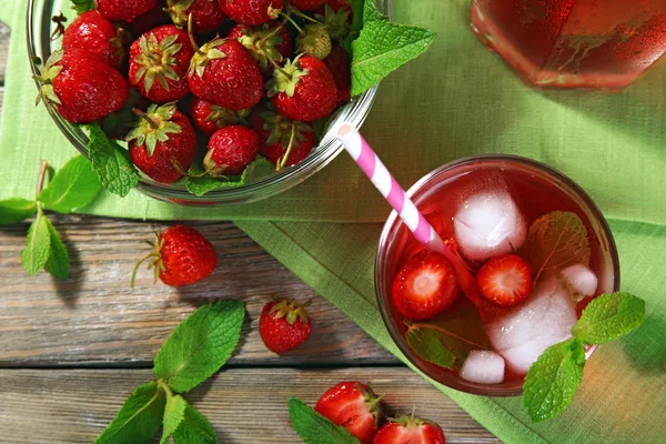 Glas Erdbeersaft mit Beeren auf dem Tisch aus nächster Nähe — Stockfoto