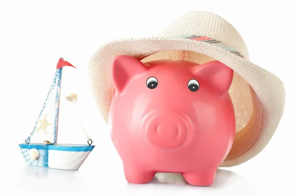 Piggy bank met hoed en nautilus geïsoleerd op wit — Stockfoto