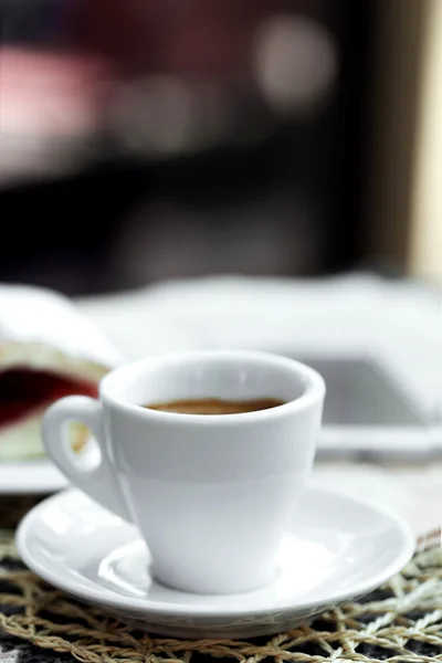 Kopje cappuccino op tafel in café — Stockfoto