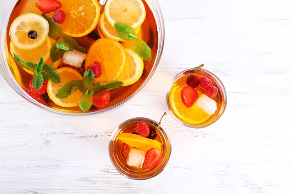 Fruktig punch i glas på träbord, ovanifrån — Stockfoto