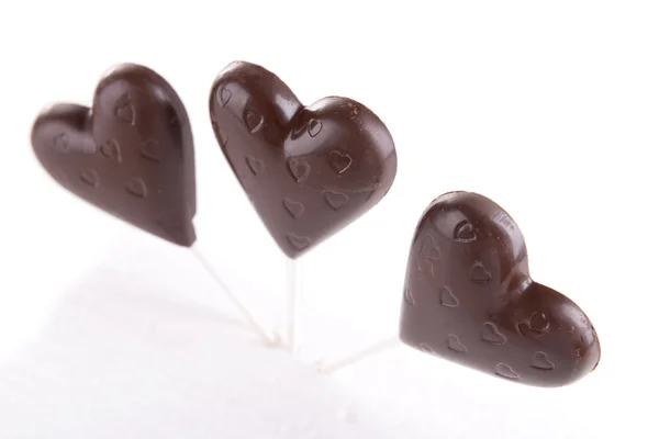 Dulces de chocolate en forma de corazones aislados en blanco — Foto de Stock