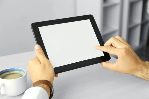 Mann arbeitet im Büro mit Tablet — Stockfoto