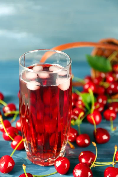 Succo fresco con ciliegie — Foto Stock