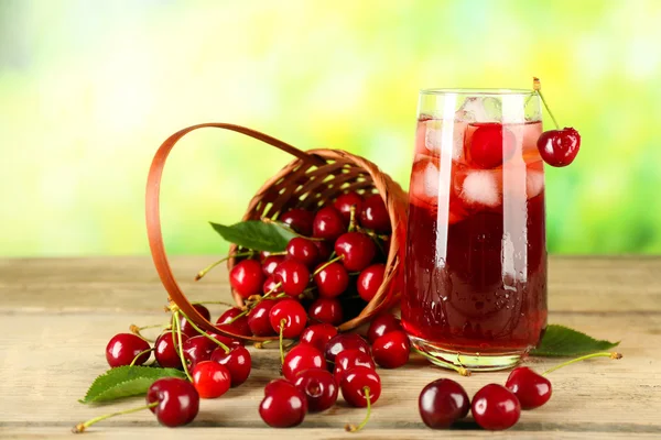 Frischer Saft mit Kirschen — Stockfoto