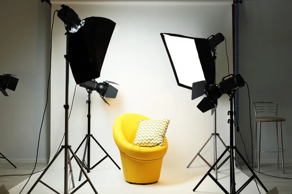 Studio photo avec intérieur moderne et équipement d'éclairage — Photo