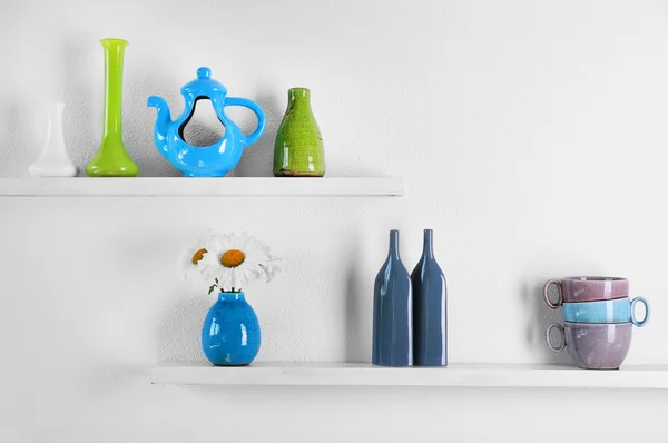 Vasos decorativos na prateleira de madeira — Fotografia de Stock
