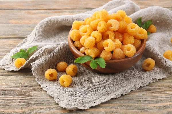 Bowl of yellow raspberries on sackcloth, closeup — Stock Photo, Image