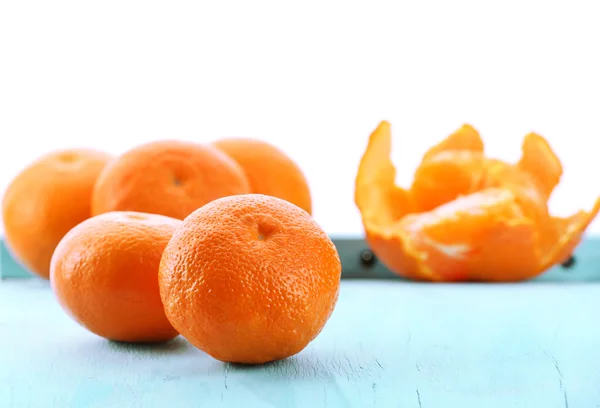 Rijp mandarijnen op houten tafel geïsoleerd op wit — Stockfoto
