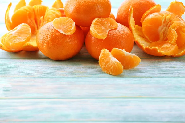 Mandarinas peladas sobre fondo de madera — Foto de Stock