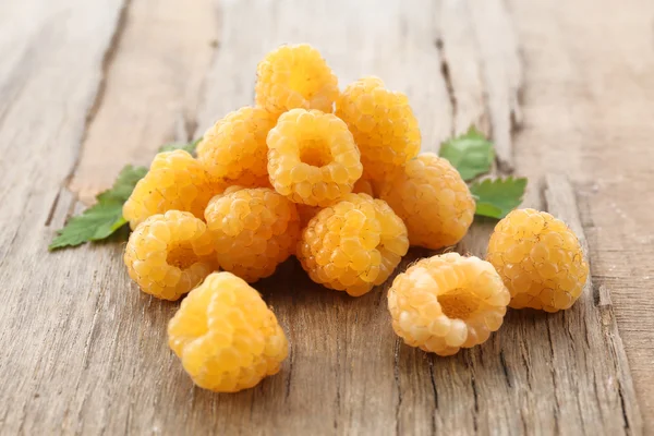 Yellow raspberries on wooden background — Stock Photo, Image