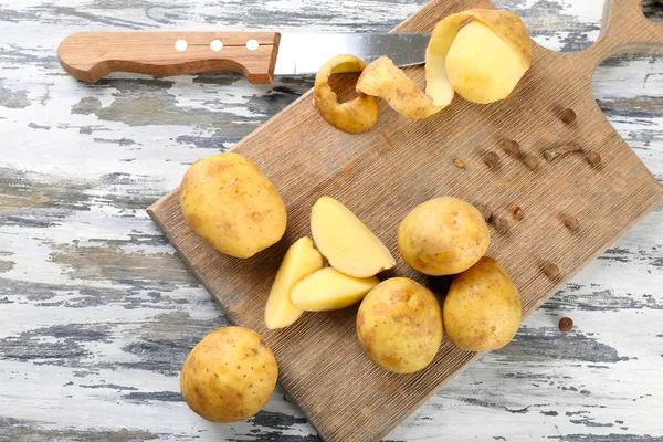 Young potatoes on wooden table close up — Stock Photo, Image