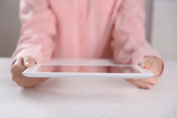 Frau hält digitales Tablet aus nächster Nähe auf Tisch — Stockfoto